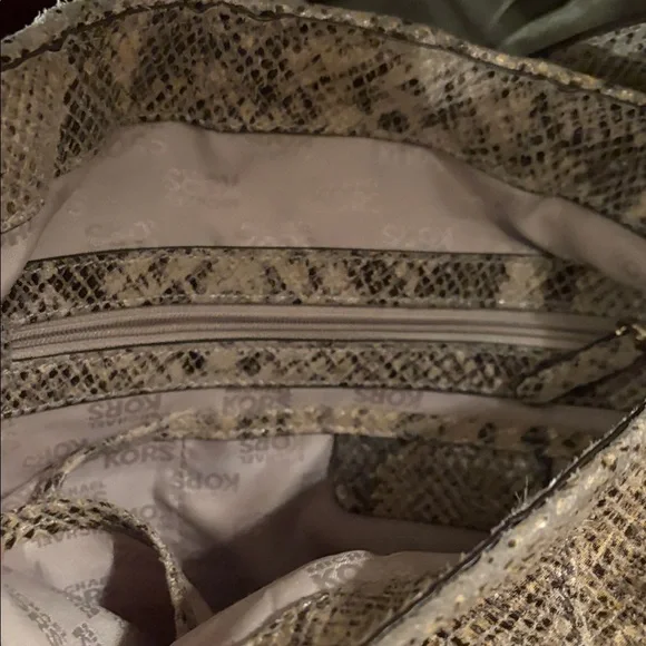 Michael Kors Elegant Snakeskin Shoulder Bag - Picture 12 of 14